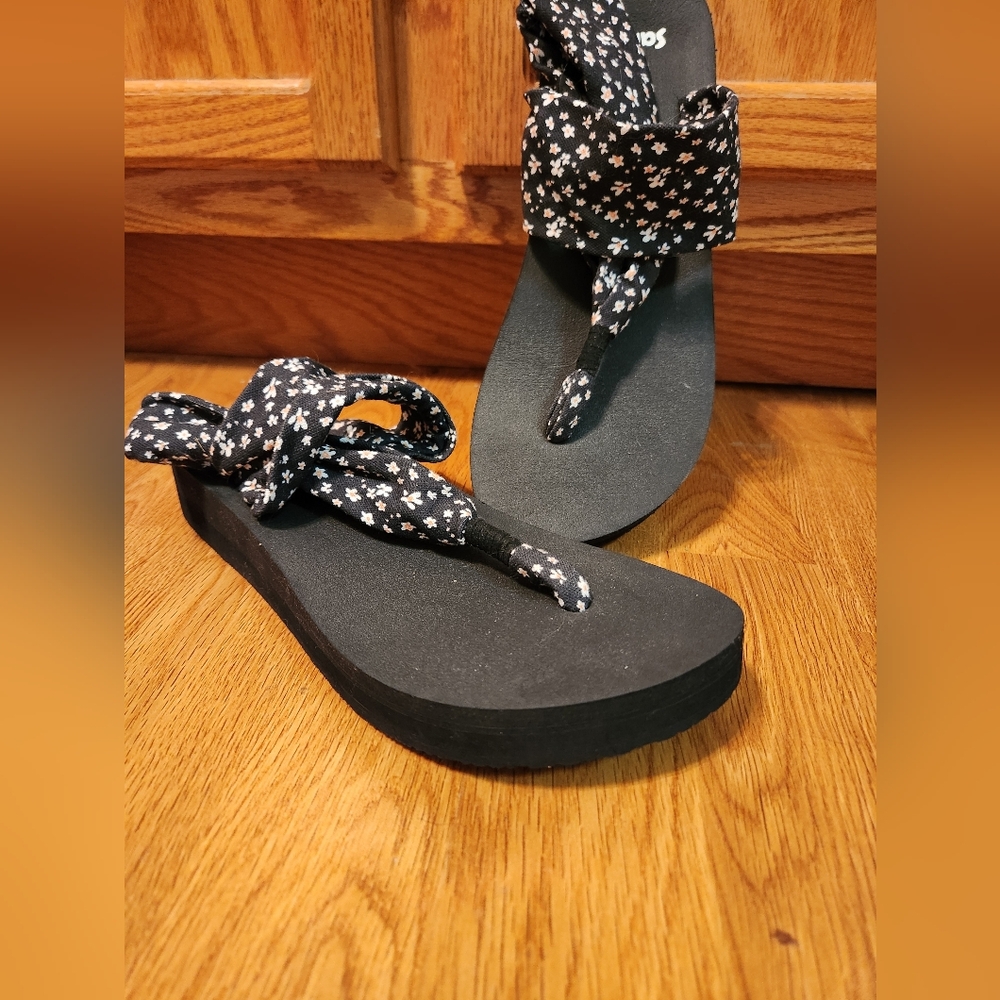 Sanuk- stylish Black floral Sandals, sz 10